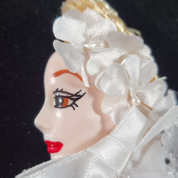 Glamour Lady Head Brooch Face With Lace and White Ribbon 1980's With Gift Box - Picture 2 of 7